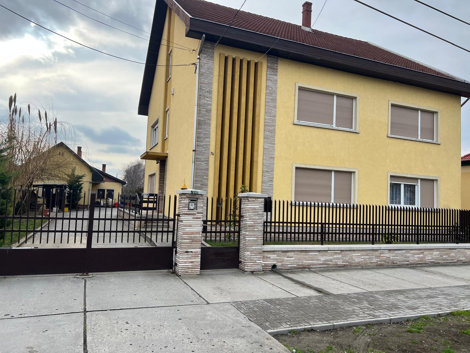 Az Airport Relax apartman utcai homlokzata Vecsésen