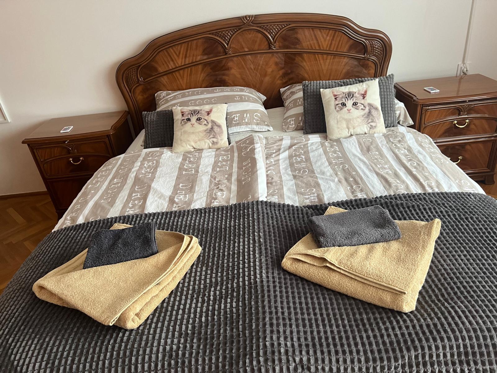 Franciaágyas hálószoba az Airport Relax apartmanban