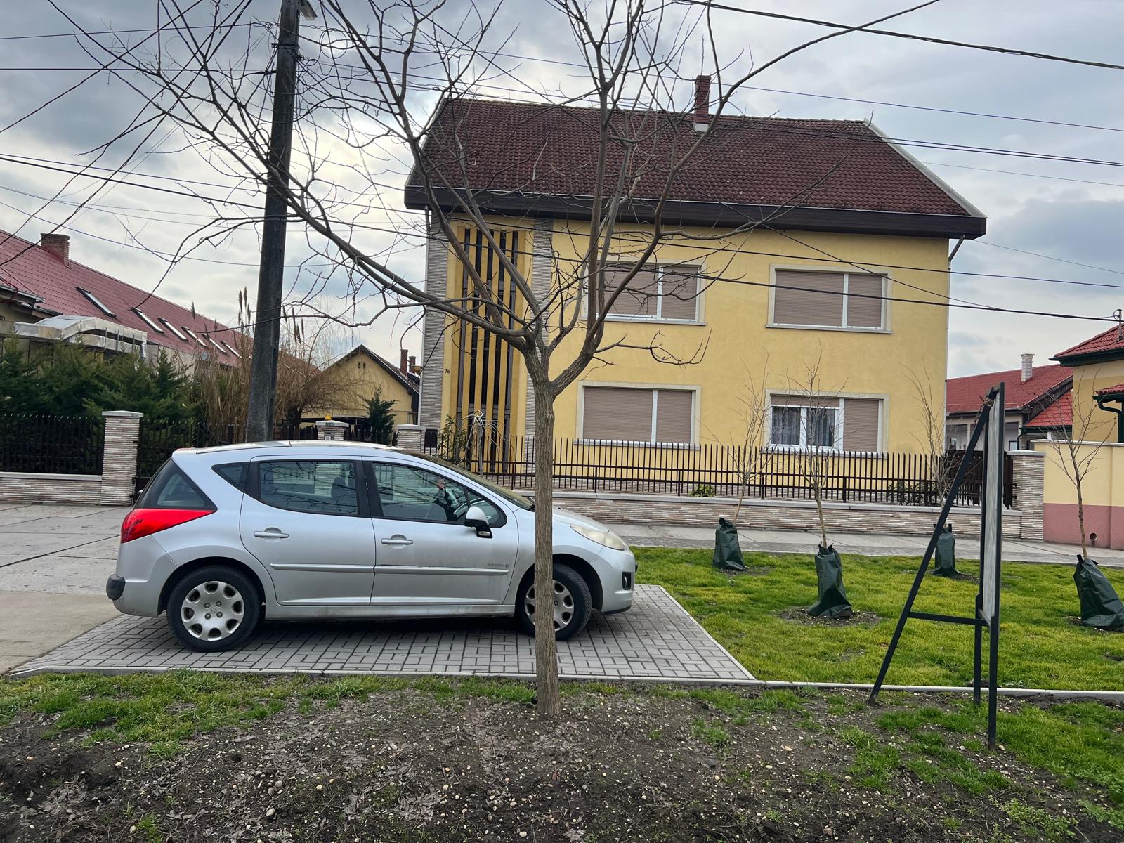 Ingyenes, őrzött parkolás az apartman előtt
