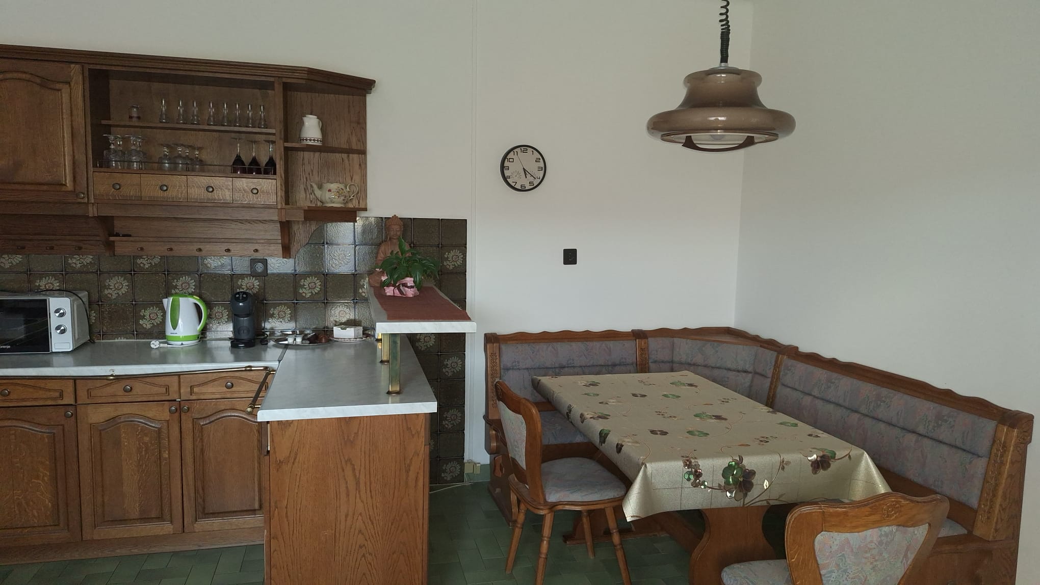 Étkezőasztal az apartmanban