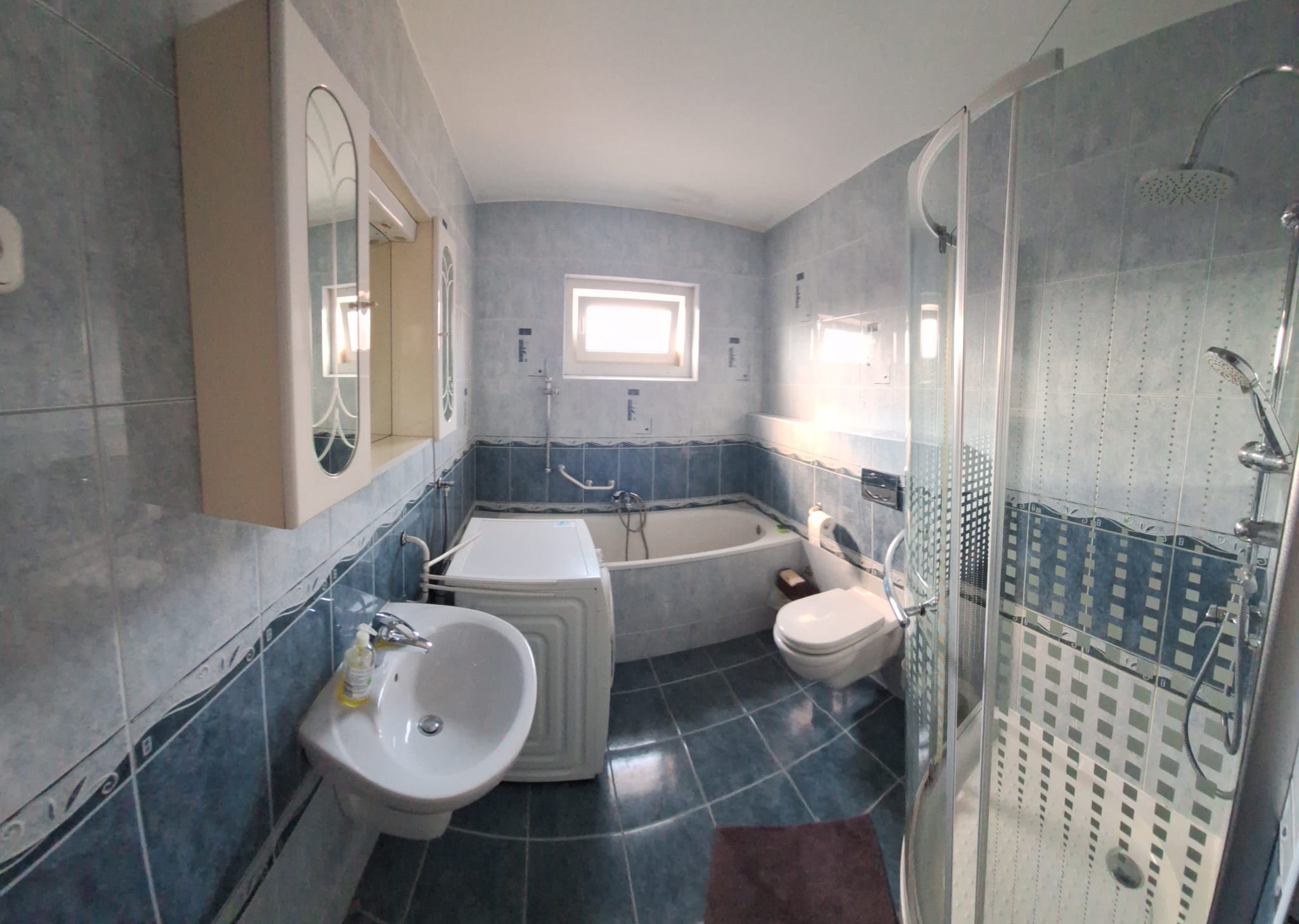 Fürdőszoba káddal, külön zuhanyzóval és WC-vel